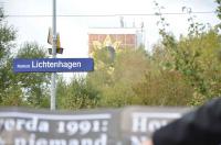 Rostock: Vor dem Sonnenblumenhochhaus, dem Tatort des rassistischen Pogroms von Rostock 1992 