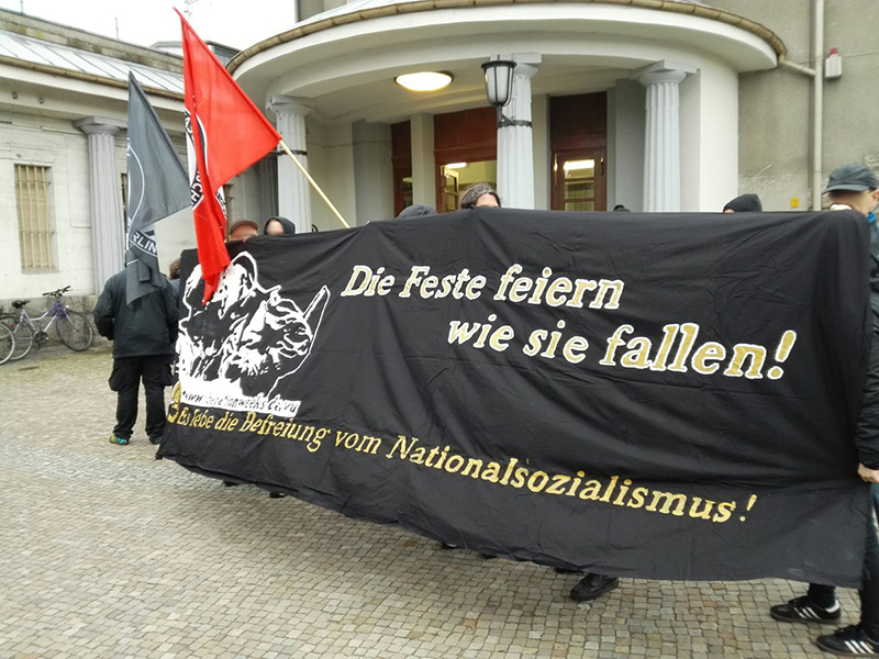 Am Bhf. Berlin Buch haben sich derzeit ca. 50 Menschen versammelt, um gegen Nazi-Kundgebung zu protestieren