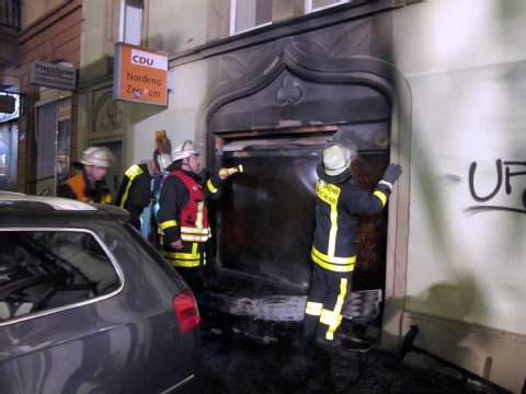 Das Sicherheitsglas verhinderte, dass die Flammen auf das Haus übergriffen.Foto: Jürgen Mahnke