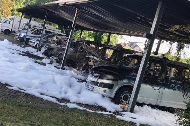 An der Lerchenstraße in Bielefeld haben nachts an der Polizeidienststelle Einsatzfahrzeuge gebrannt. Foto: Jan Gruhn