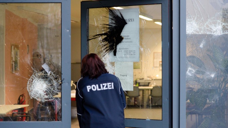 Nach dem Chaoten-Angriff: die beschädigte Außenstelle der Polizei im Leipziger Stadtteil Connewitz