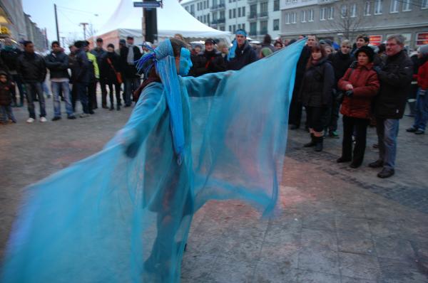 anz und Unterhaltung sorgen den ganzen Tag im Breiten Weg für Volksfeststimmung als friedlichen Protest.