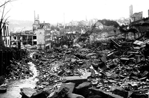 Ein Bild der Zerstörung bot sich den Pforzheimern Monate nach dem Angriff am 23. Februar 1945 an der Goethestraße