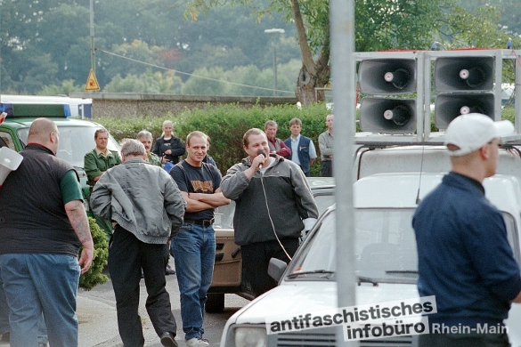 Sascha Wagner am Mikrofon 2001 in Altenkirchen bei einem Naziaufmarsch mit dem Motto “Der Westerwald bleibt deutsch”