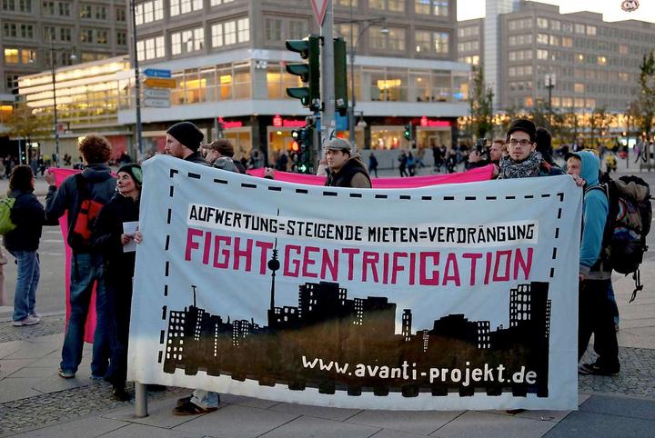 Die erste Lange Nacht der Wohnungsbesichtigung, zu der ein Immobilienportal aufgerufen hatte, rief auch Demonstranten auf den Plan. Zur Kundgebung am Alexanderplatz kamen aber nur wenige.Foto: dapd