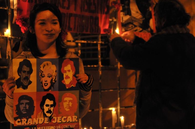Das Plakat des Mädchens zeigt den vor 20 Jahren verstorbenen Aktivisten Jecar Negme, des Movimiento de Izquierda Revolucionaria (MIR), eine antiimperialistische Gruppe, die den bewaffneten Kampf gegen die Diktatur führte.