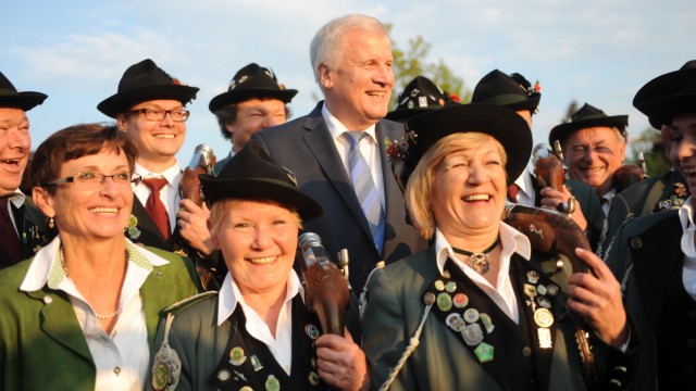 Seehofer umzingelt von den böllernden Krawallmacher*innen