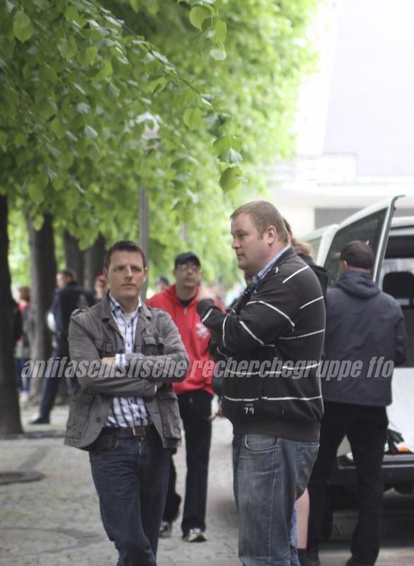 Angesichts des Gegenprotests in Frankfurt schauen die Mitglieder des Landesvorstands und Spitzenkandidaten ihrer Partei zu den Kommunalwahlen Florian Stein (links) und Ronny Zasowk bedrückt. (foto: pressedienst frankfurt (oder))