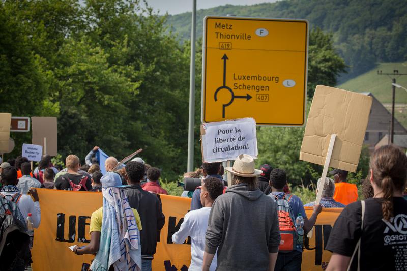Refugee-Marsch kurz vor dem Grenzübertritt nach Schengen (L).