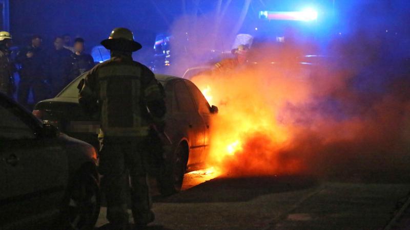 In Mitte musste die Feuerwehr ein brennendes Auto löschen