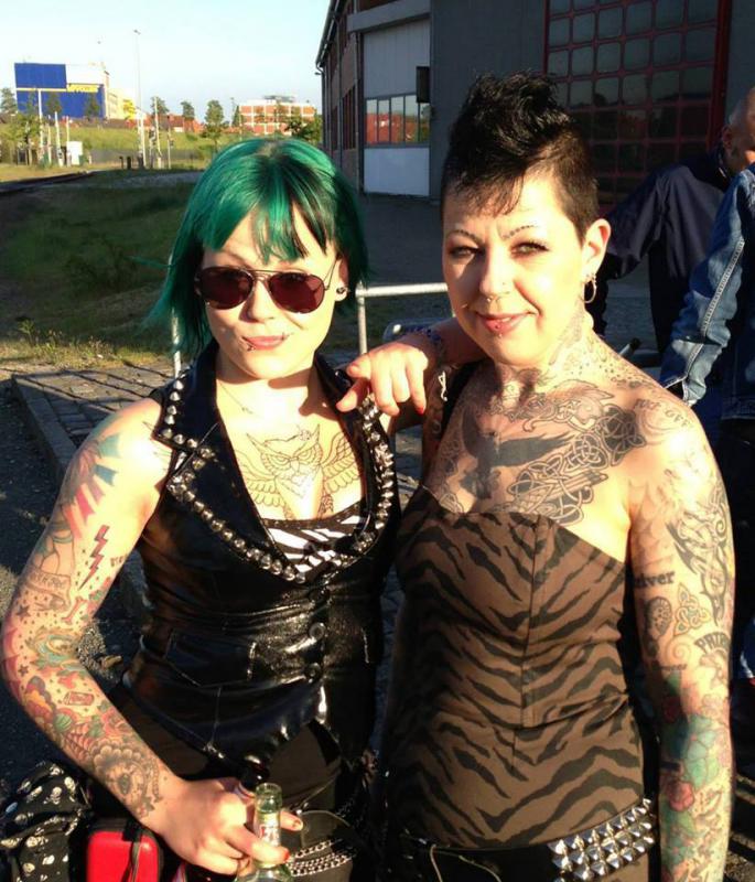 Bild3 - Grobe Freundin mit Neonazi-Aktivistin Heidi-Schulze (nicht zu verkennen aufgrund der hübschen Triskelen-Augenbrauen).