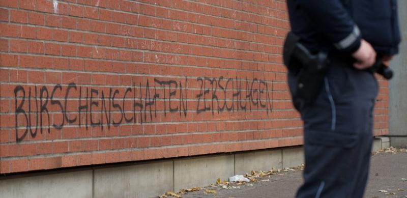  Die Polizei sprach von Hinweisen darauf, dass linke Aktivisten die Scheiben eingeworfen haben könnten - vielleicht gehört dieses Graffito in der Nähe des Tagungsorts dazu.