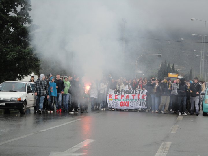13/12: Einheimische Schüler besetzen/schliessen ihre Schule und schliessen sich Blockaden an
