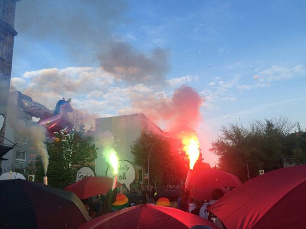 Mehr Feuer und Rauch. Und bunte Hasskappen. Regenbogenmützen in Berlin - alles im Blockupy-Stil
