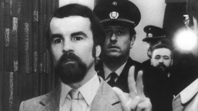 Der Angeklagte Ekkehard Weil (1983) im Gericht mit zum "W" gespreizten Fingern, ein Symbol der rechtsradikalen "Aktion Widerstand". (picture-alliance)