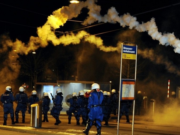 Stadtpolizei setzt Tränengas ein und löst die Demonstration auf