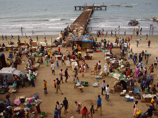 Fischmarkt in Bakau: Das Urteil des Internationalen Seegerichtshofs gibt Hoffnung, dass der Überfischung vor Westafrika Einhalt geboten werden kann (Bild: Ralfszn, lizensiert unter GNU/GFDL via Wikimedia Commons).