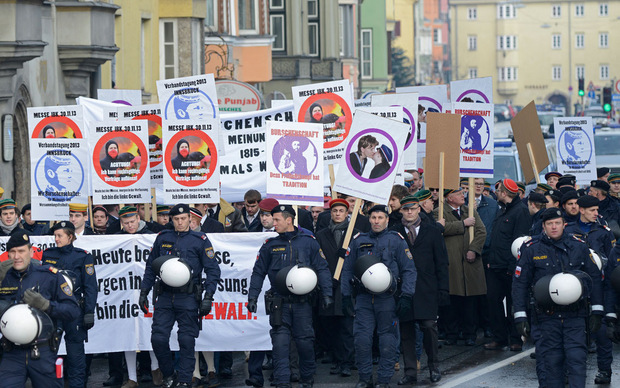 Der Protestmarsch der Burschenschafter durch die Innsbrucker Innenstadt wurde von einem massiven Polizeiaufgebot und rund 150 Gegendemonstranten begleitet.