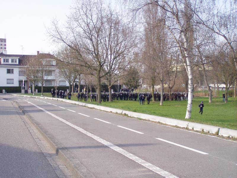 Polizei in der Naehe des Stade Meinau auf dem Weg zum Black Block