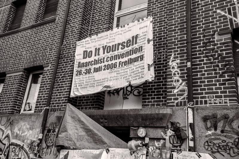 29.07.2006, Mehrere Tage lang trafen sich hunderte Linke zur DIY Anarchist Convention Against the State. Der Staat reagierte mit der Räumung des DIY-Camps auf der Haid, Stadtverboten für AnarchistInnen der Einkesselung der RTS-Demo in der Innenstadt.