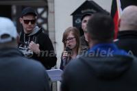 Jenny Schreyer spricht am 03.04.2016 bei „Grablichtaktion“ der „IB Harz“ in Wernigerode (Foto: Mario Bialek)