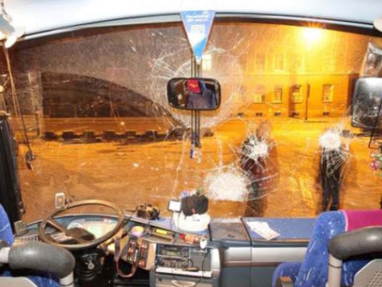 Blick aus einem der am 19. Februar durch Pflastersteine beschädigten Bus.Foto: Staatsanwaltschaft Dresden