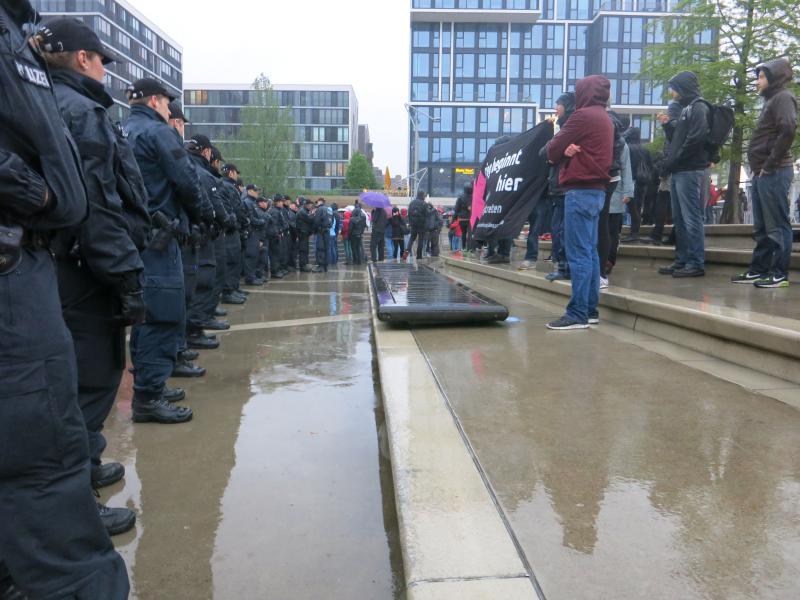 Erfolgreicher Protest gegen das Konzert der Bundeswehr Big Band 2