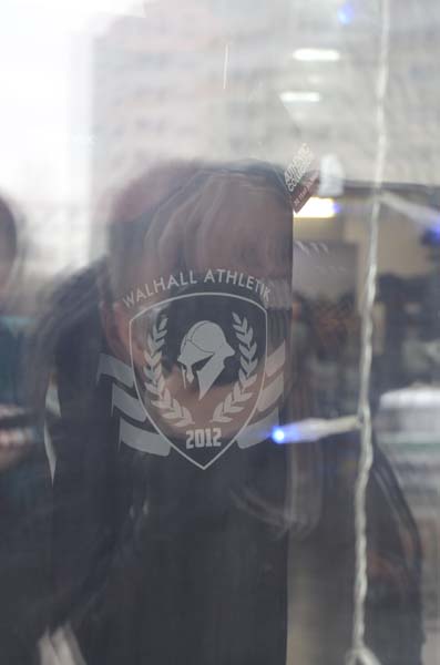 Walhall Athletik im Doorbreaker-Schaufenster in Hohenschönhausen, während der Kundegbung (09.03.2013) 2