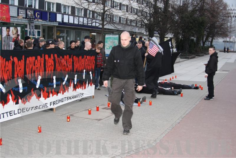 Traurige Nazis in Dessau 4