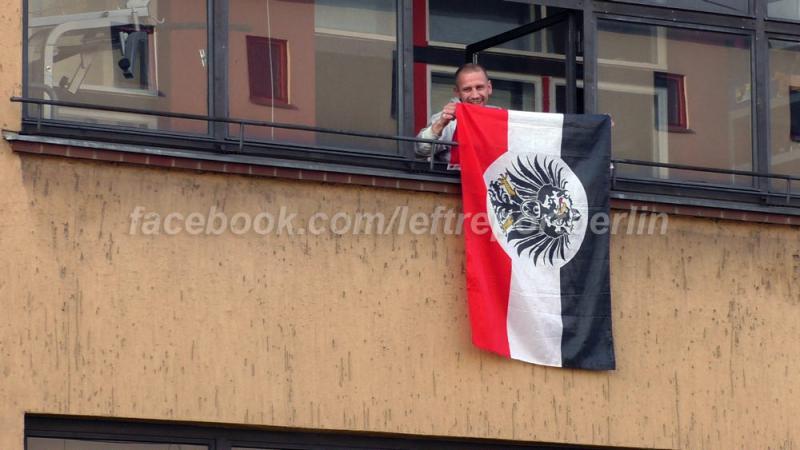Lars Schulz mit Naziflagge