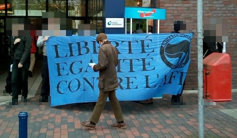 Abgeschirmter AfD-Stand am Wandsbeker Quarree. Quelle: Twitter.