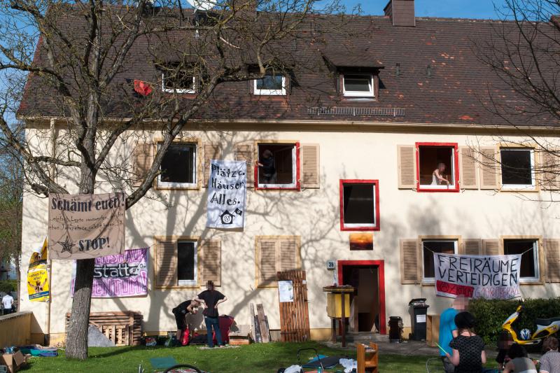 03.04.2011, Belebung eines der leerstehenden Häuser in der Bachstraße. Nach der Vertreibung der letzten MieterInnen wurde die Häuserreihe dann für den Neubau von hochpreisigen neuen Wohnungen abgerissen.