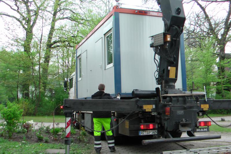 Unser Container für Klaus sucht noch einen Stellplatz (Foto: Max Bryan)