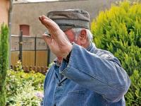 Etliche Bürger wollen so lange protestieren, bis die beiden Ex-Häftlinge das Dorf verlassen haben, andere können ganz gut mit ihnen leben und wieder andere wollen einfach nur noch ihre Ruhe haben „Viel Wind um nichts“, meint dieser ältere Herr und winkt a