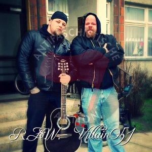 Ein Nazi mit dem Künst­ler­na­men „Recht auf Wahr­heit“ und der Na­zi­mu­si­ker Pa­trick Kil­lat po­sie­ren vor Un­ter­kunft in Hel­lers­dorf / Quel­le: In­ter­net
