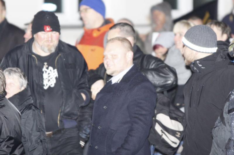 Reckeschat: Mitte mit Mantel; dicke Person mit schwarzer Mütze daneben war auch auf der Sitzung - DWS am 14.11.2015 in HRO