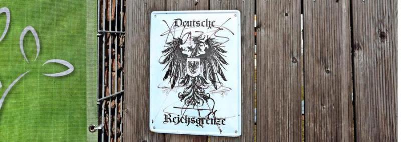 In Holzhausen ist dieses Schild „Deutsche Reichsgrenze“ an einem Hoftor zu sehen.