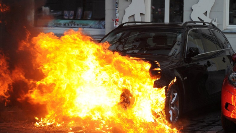 Ein Audi brennt lichterloh: Der Wagen hat nach dem Feuer nur noch Schrottwert Foto: spreepicture