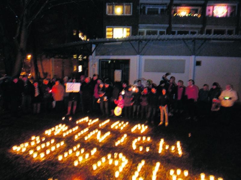 Protest mit Teelichtern: „Hier bin ich zu Hause“ war vor dem Hochhaus in Nürnberg-Laufamholz zu lesen