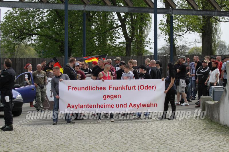 Zynisch: Die knapp 55 Neonazis liefen erneut mit ihrem Transparent "Freundliches Frankfurt (Oder) gegen Asylantenheime und Asylwahn" durch die Oderstadt. Am Transparent in der Mitte: Franziska Koss (Foto: pressedienst frankfurt (oder))