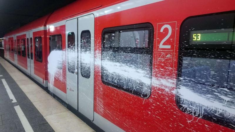  Weißer Mist! Die S-Bahn-Betreiber haben Anzeige bei der Polizei gestellt