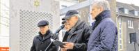 Beteten gemeinsam am Shoah-Denkmal: Christian Gröne (Dechant Dekanat Emschertal), Arno Wittekind (Evangelischer Kirchenkreis), Aaron Naor (Jüdische Gemeinde) und Oberbürgermeister Horst Schiereck (v.l.) .Foto: Ralph Bodemer