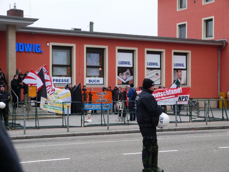 Neonazis beginnen mit ihrer Kundgebung von der niemand etwas mitbekommt.