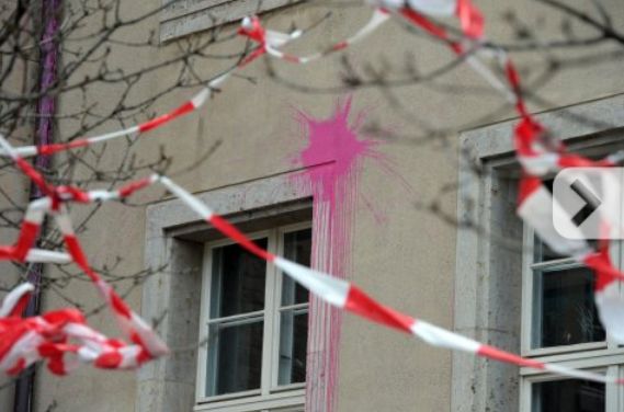 Autonomen-Bande demoliert Rathaus - 6