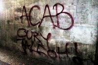 Auf der Wand des Rathaus Neukölln: “ACAB” und “Oury Jalloh”. (Foto: @telegehirn)