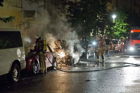 Die Feuerwehr im Einsatz kurz nach den nächtlichen Attacken in der Rigaer Straße in Friedrichshain. Foto: ABIX