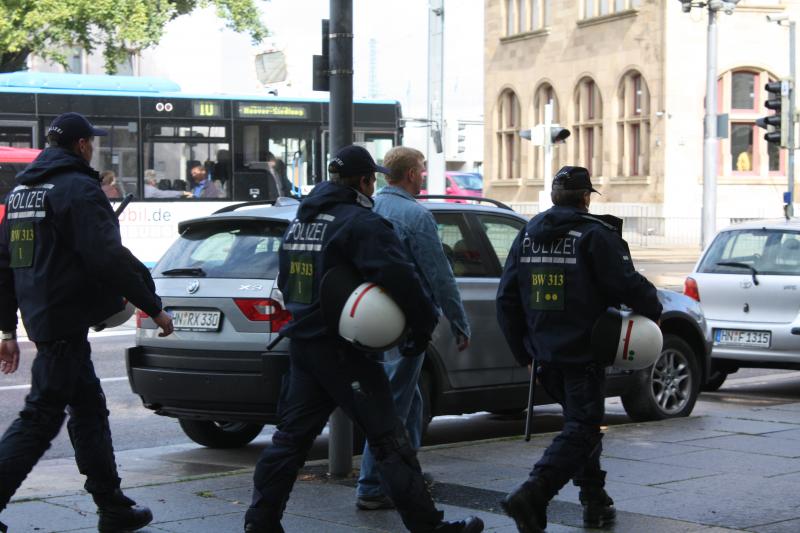 Dirk Zimmermann mit Polizeischutz