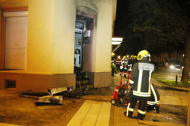  Die Eingangstür des Thor-Steinar-Ladens an der Mühlenstraße wurde in Brand gesetzt. 