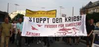 Fronttransparent "Stoppt den Krieg! Frieden für Kurdistan!"