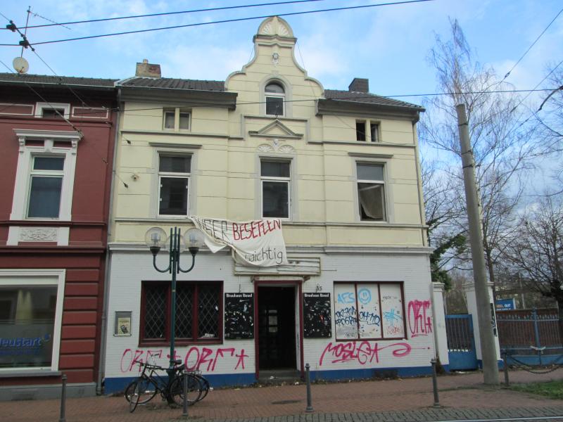 Soli-Banner aus einem leerstehenden Haus in Bonn-Beuel